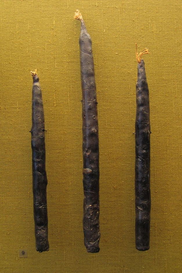 640px-Candles_Oberflacht