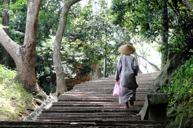 1024px-A_Chinese_nun_climbing_ascending_steps_on_Mount_Putuo_Shan_island