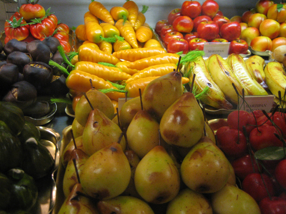 Marzipan_fruits_and_vegetables_at_Harrods_(closeup)
