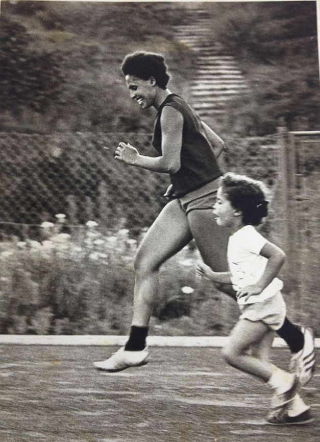 Miryam_Sidrensky_running_with_her_daughter